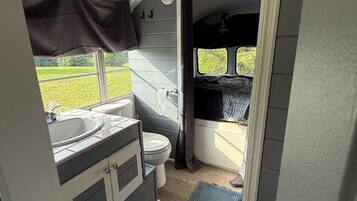 Een douche, een haardroger, handdoeken, zeep