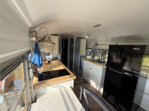 Fridge, microwave, coffee/tea maker, cookware/dishes/utensils - The Old Skoolie Escape at Lake Hartwell w/ Pickleball Court (Hartwell)