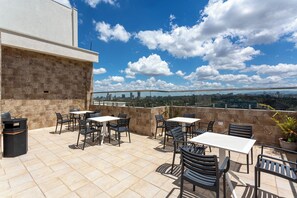 Outdoor dining - Sunny Safe Apt, Roof Top Pool, Gym, Near GTC (Nairobi)