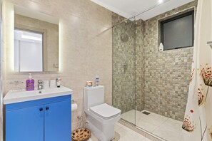 Sèche-cheveux, serviettes fournies, savon, papier toilette