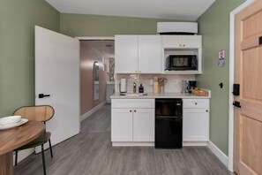 Microwave, stovetop, coffee/tea maker, toaster - Cozy Orlando Studio w/ Jacuzzi, Fire Pit & BBQ (Orlando)
