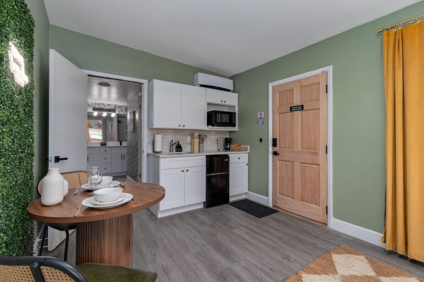 Mikroaaltouuni, liesi, kahvin-/teenkeitin, leivänpaahdin