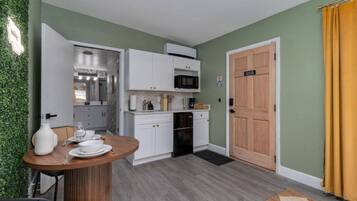 Mikroaaltouuni, liesi, kahvin-/teenkeitin, leivänpaahdin