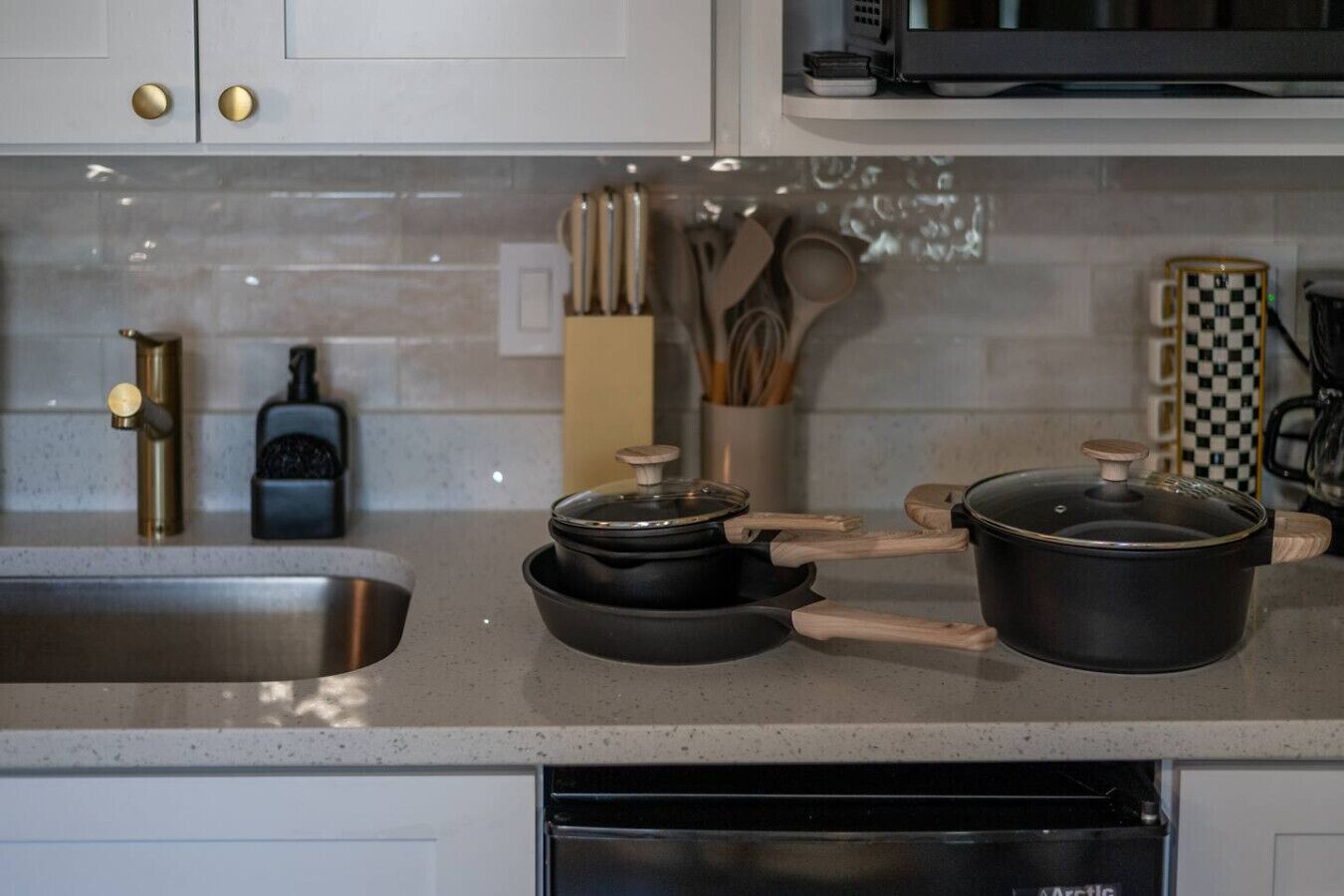 Mikrowelle, Herdplatte, Wasserkocher mit Kaffee-/Teezubehör, Toaster