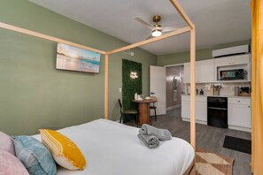 1 bedroom, iron/ironing board, WiFi, bed sheets - Cozy Orlando Studio w/ Jacuzzi, Fire Pit & BBQ (Orlando)