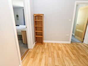 2 kamar tidur dan didekorasi berbeda-beda