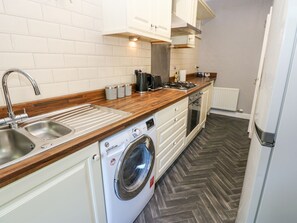 Cookware/dishes/utensils - Flat 1, Omega Court (Whitehaven)