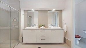 Shower, hair dryer, towels - Albert Fields - stylish family-friendly retreat in the Southern Highlands (Bowral)
