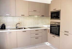 Een koelkast, een microgolfoven, een oven, een kookplaat