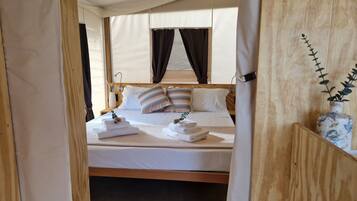 Tenda Luxury | Una scrivania, postazione laptop, Wi-Fi gratuito