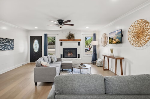 NEW remodeled Charming Home. 3-bedroom/2 full bath close to downtown Boerne.