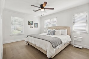 3 bedrooms, iron/ironing board, free WiFi, bed sheets - NEW remodeled Charming Home. 3-bedroom/2 full bath close to downtown Boerne. (Boerne)