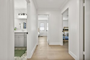 3 slaapkamers, een strijkplank/strijkijzer, wifi, beddengoed