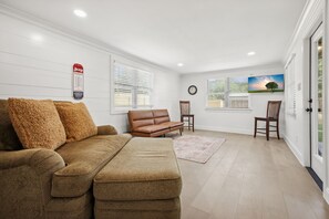 Smart TV - NEW remodeled Charming Home. 3-bedroom/2 full bath close to downtown Boerne. (Boerne)