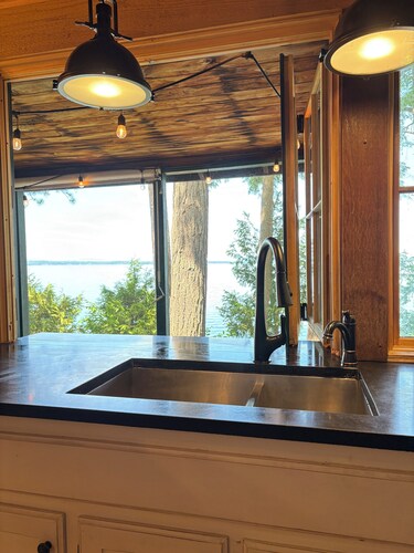 LAKE FRONT with private dock 2-bedroom cottage on Lake Champlain