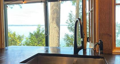 LAKE FRONT with private dock 2-bedroom cottage on Lake Champlain