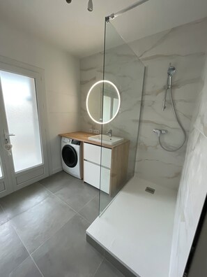 Douche, sèche-cheveux, serviettes fournies, savon