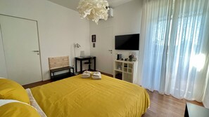 1 dormitori, planxa i posts de planxar, wifi i roba de llit