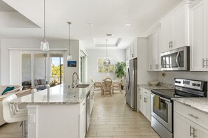 冷蔵庫、電子レンジ、オーブン、コンロ