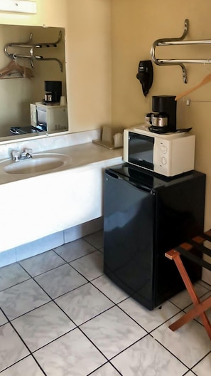 Escritorio y despertador