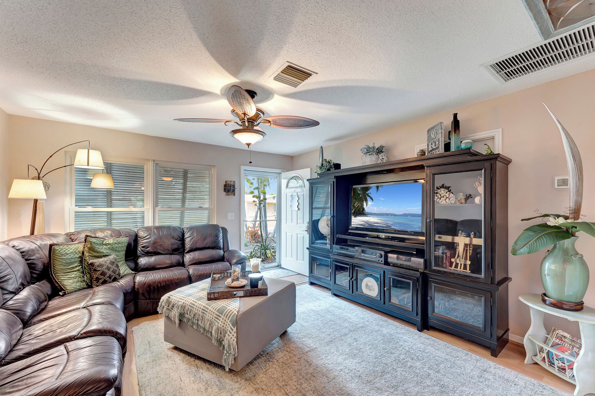 Smart-tv, een tafeltennistafel, boeken en een stereo