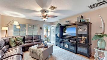 Smart-tv, een tafeltennistafel, boeken en een stereo