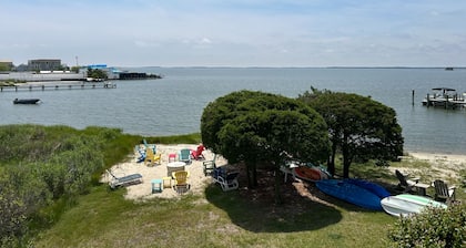 Charming 2-bedroom townhome with sweeping bay views in Dewey Beach