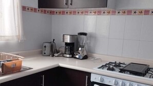 Cafetera/tetera, refrigerador, microondas, placa de cocina