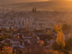 Une vue urbaine avec des immeubles résidentiels et une imposante cathédrale en arrière-plan.