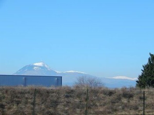 Een gebouw met een helder uitzicht op een berg met sneeuw.