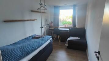 2 bedrooms, iron/ironing board, free WiFi, bed sheets