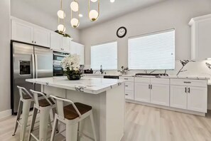 Refrigerador, microondas, horno, placa de cocina