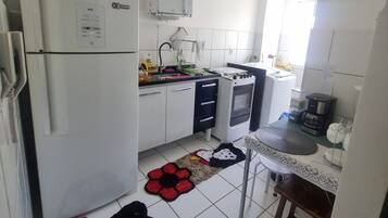 Een microgolfoven, een oven, een kookplaat