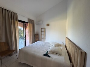 2 habitaciones, tabla de planchar con plancha, wifi y ropa de cama
