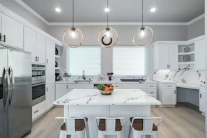 Fridge, microwave, oven, stovetop - 2024 Built Luxe! Downtown/MedCtr/NRG/Galleria (Houston)