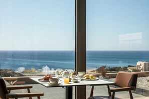 Una mesa preparada para el desayuno con vistas al mar.