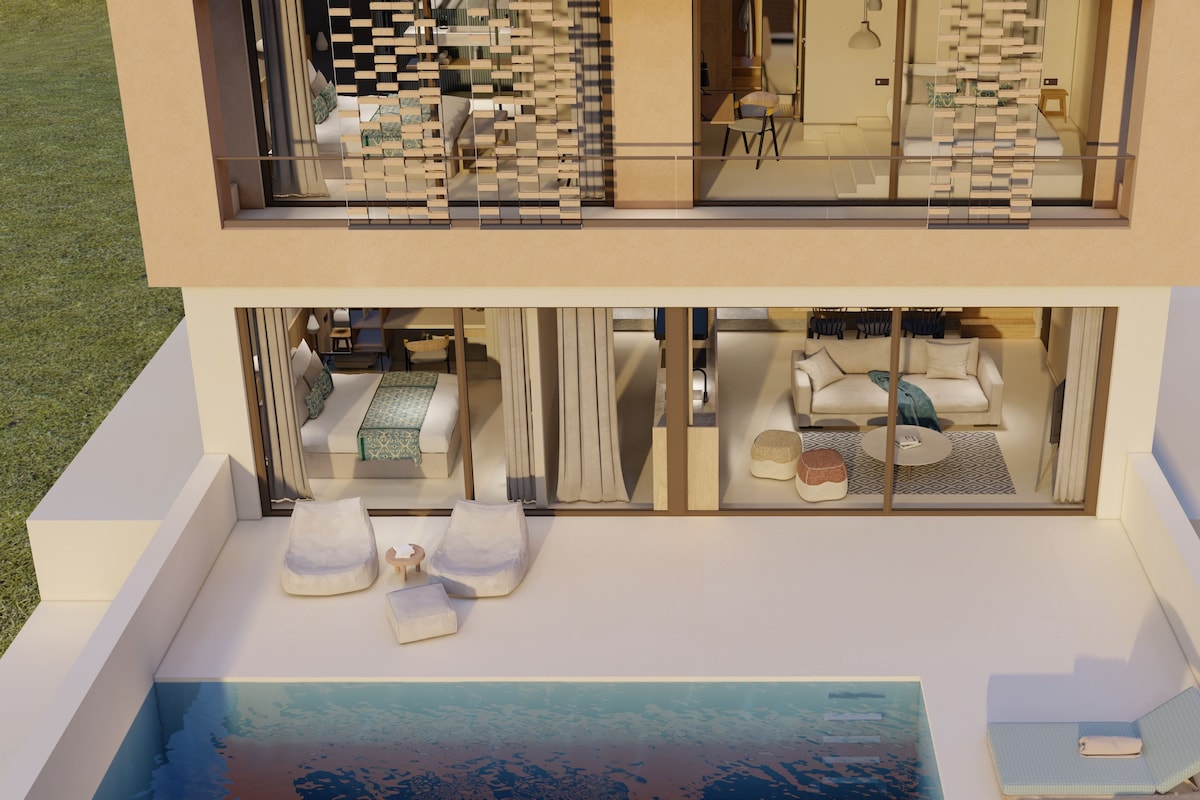 Una casa moderna de dos pisos con un balcón de vidrio, piscina y sala de estar con sofá y mesa de centro.
