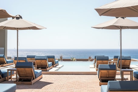 Bar (on property). Este Elegant Suites and Villas