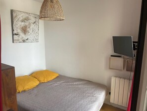 1 chambre, fer et planche à repasser, draps fournis