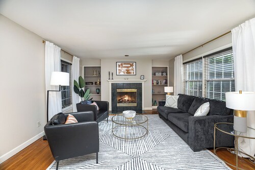 Close 2 Southpark~Pet Friendly w/Fenced-In Yard