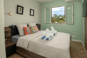 1 chambre, bureau, fer et planche à repasser, lit parapluie