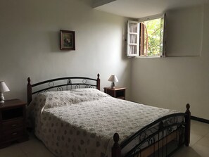 3 bedrooms, iron/ironing board, Internet