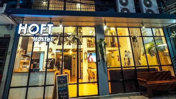A hostel with a modern design, featuring multiple balconies and large windows. - Arawana Hoft Hostel (Bangkok)