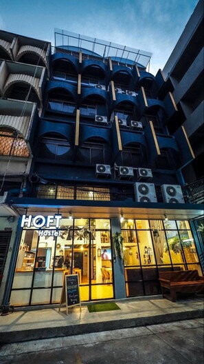 A hostel with a modern design, featuring multiple balconies and large windows. - Arawana Hoft Hostel (Bangkok)