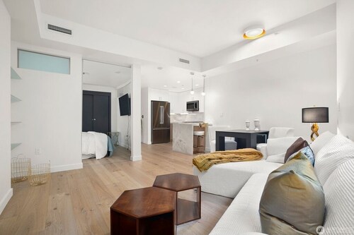 Modern Condo - 24/7 Concierge & Hotel Amenities in Downtown Bellevue