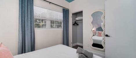 3 bedrooms, desk, iron/ironing board, WiFi