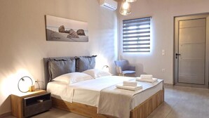 Un dormitorio con estructura de cama de madera, una mesita de noche, una silla, una ventana con persianas y una puerta.