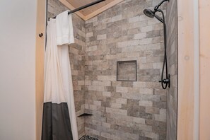 Douche, serviettes fournies, savon, shampoing
