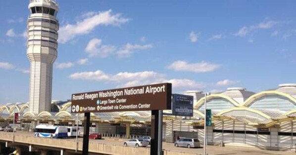 Flughafen Ronald Reagan Washington National mit Schildern für Largo Town Center und Konferenzzentrum.
