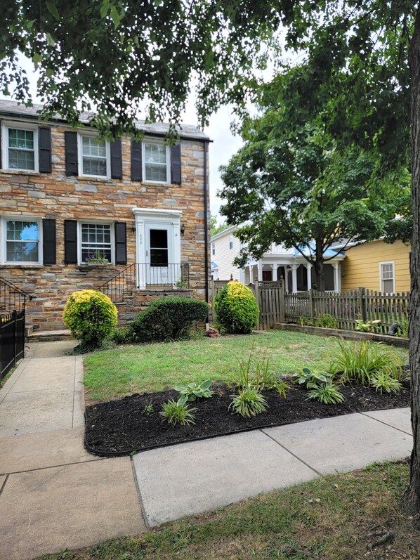 Exterior - Entire home in Great Delray Alexandria, 2 Bed, Den,  Big Backyard, Near Old Town (Alexandria)
